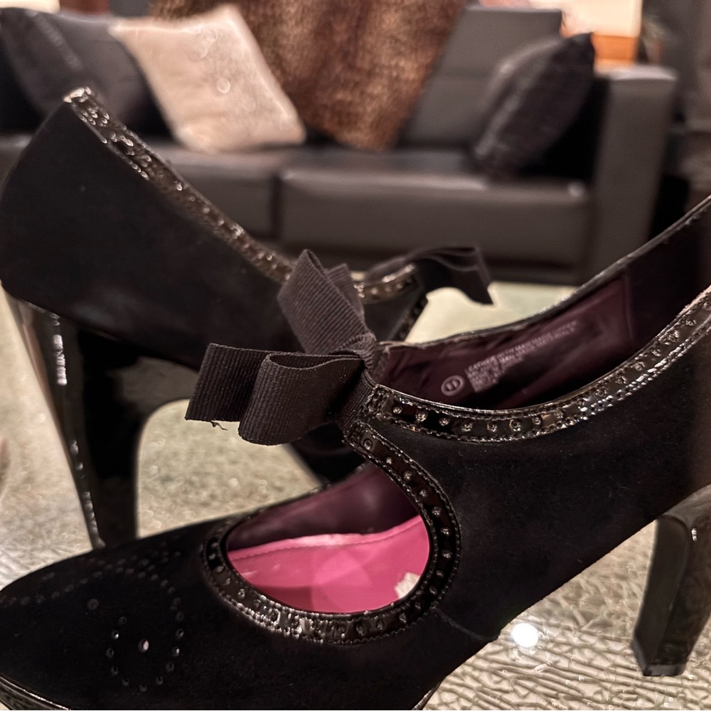 Isaac Mizrahi Black Suede Bow patentleather Pointed Toe Platform Mary Jane Heels - Picture 7 of 10